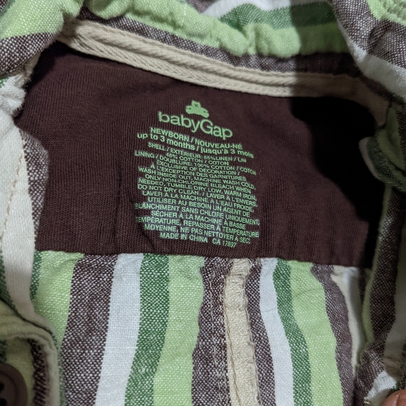 ✨2/$15✨Baby Gap striped romper with button and pocket details - Picture 2 of 4